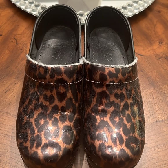 Dansko closed back clogs 37 patent leather - Picture 3 of 8